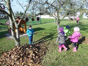 Uklízíme listí na zahrádce